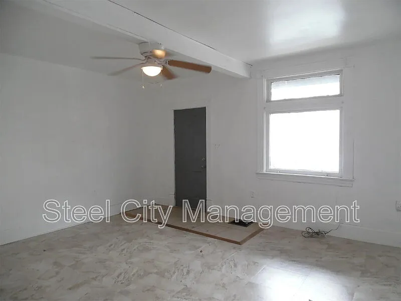 4 bed, 1.0 bath, $1,300 — Photo 2
