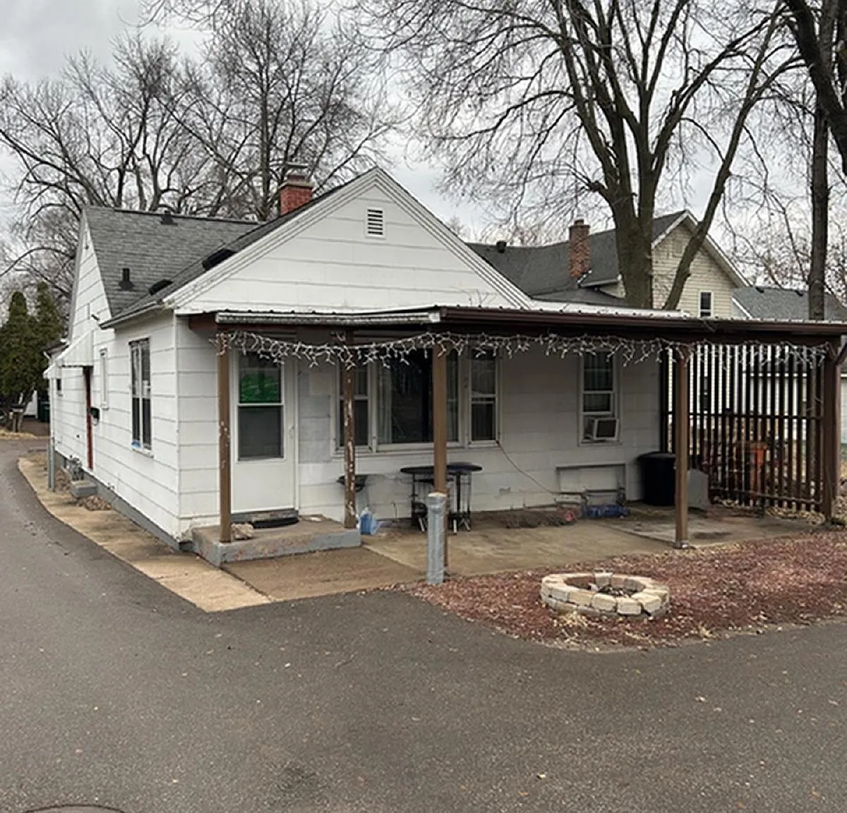 4 bed, 1.0 bath, 1200 sqft, $450 — Photo 1