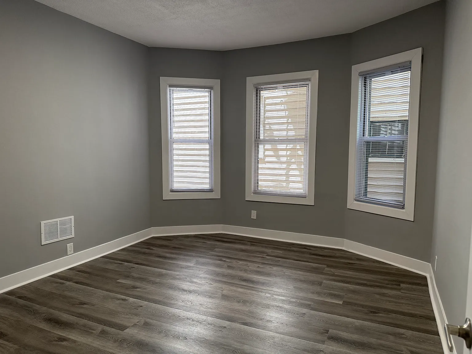 3 bed, 1000 sqft, $3,300 — Photo 2