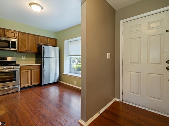 5th image of 409 Cheshire Ct