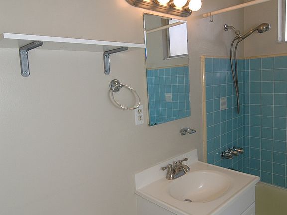 4th image of 1729 Wollacott St