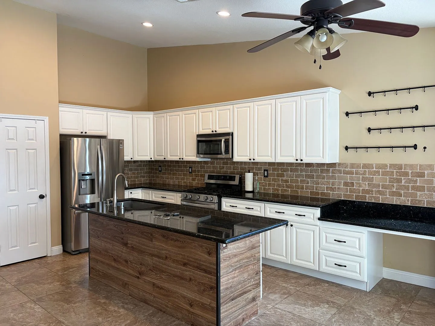Desirable Murrieta 4 bedroom 2 bath 1 story home. — Photo 3
