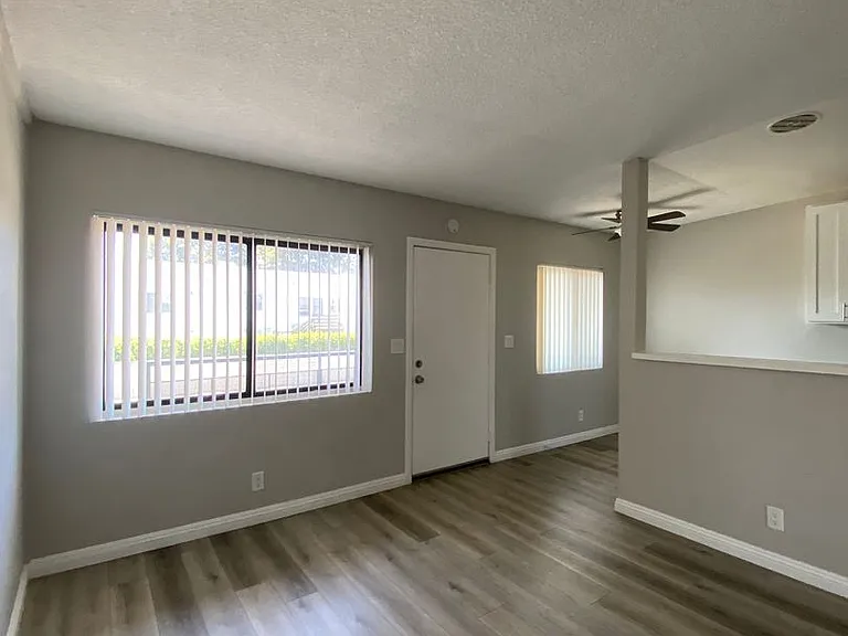 1242 Cedar Ave — Photo 3