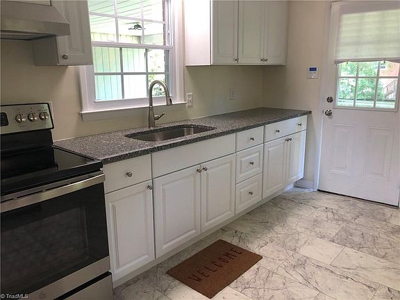 5th image of 3002 Summit Ave