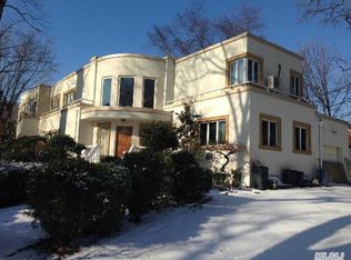 10 Beech Ct, Flushing, NY 11356