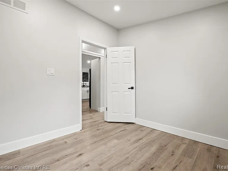 29464 Fairfax St — Photo 17