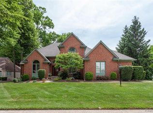 9004 E Oak Run Dr, Utica, MI 48317