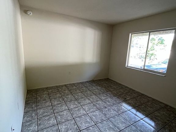 5th image of 921 33rd Ave W #1