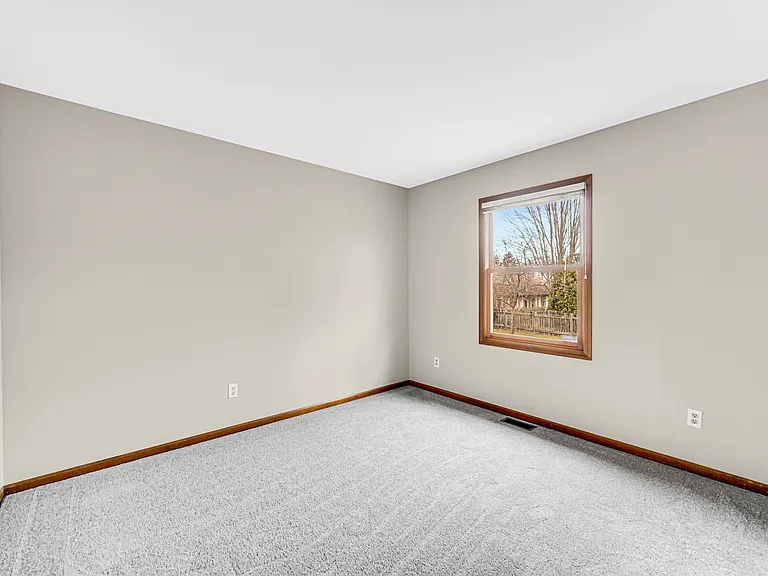 2420 Harbor Ct — Photo 17