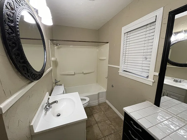 611 E University Dr — Photo 16