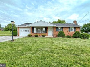 702 Sinking Springs Ln, York, PA 17404