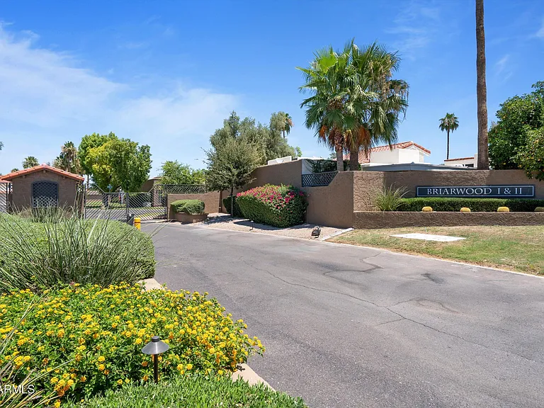7308 E Berridge Ln — Photo 2