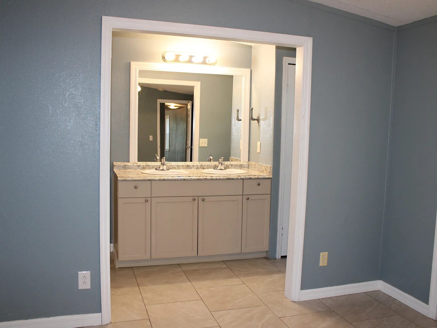 2 bed, 960 sqft, $1,300 — Photo 4