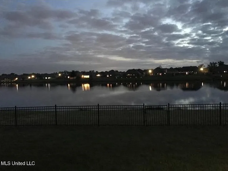 173 Clearview Dr W — Photo 2