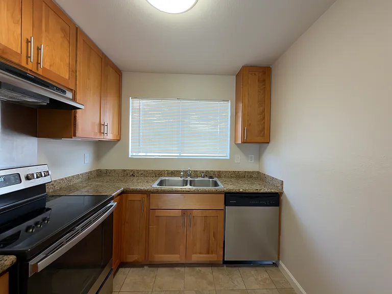 900 ALVAREZ AVE — Photo 5