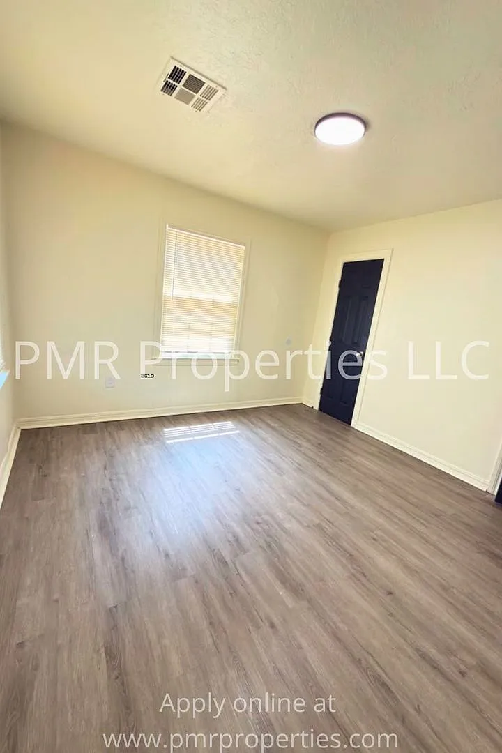 3 Bedrooms / 1 Bathroom House — Photo 3