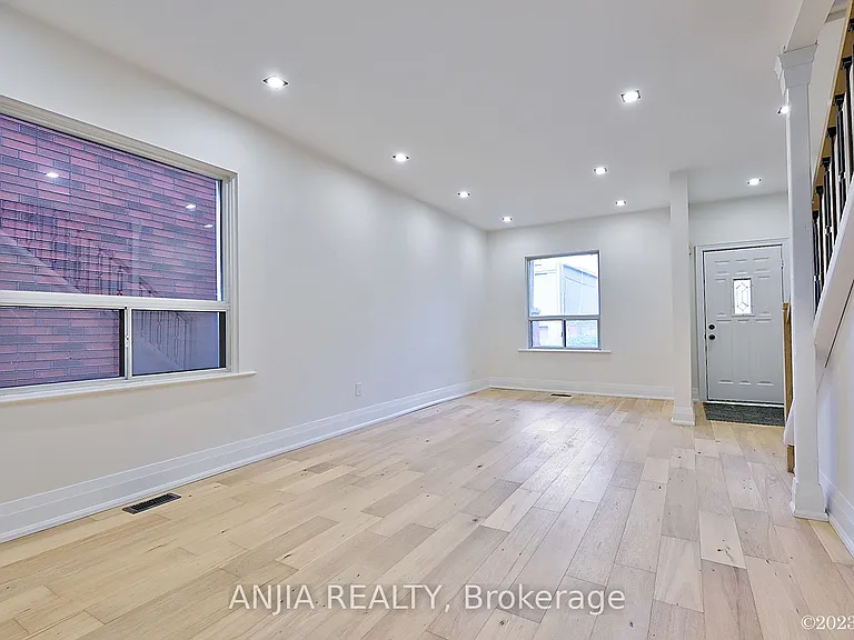 36 Gough Ave #UPPER — Photo 3