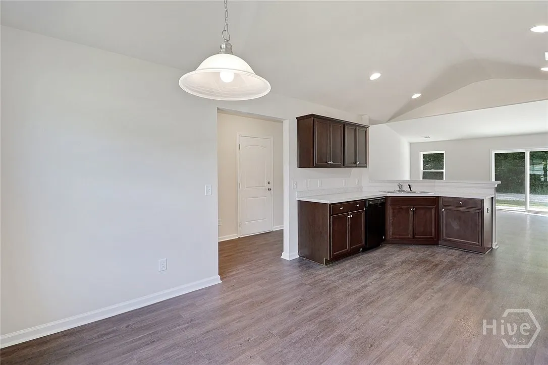 3 bed, 2.0 bath, 1565 sqft, $1,900 — Photo 4