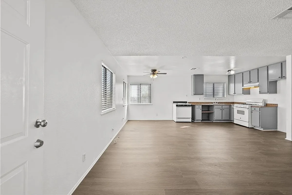 2 bed, 1.0 bath, 972 sqft, $1,749 — Photo 4
