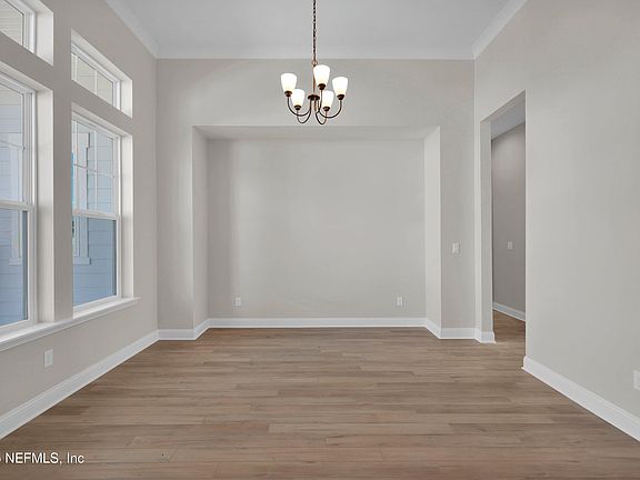 5th image of 224 COURTNEY OAKS Drive