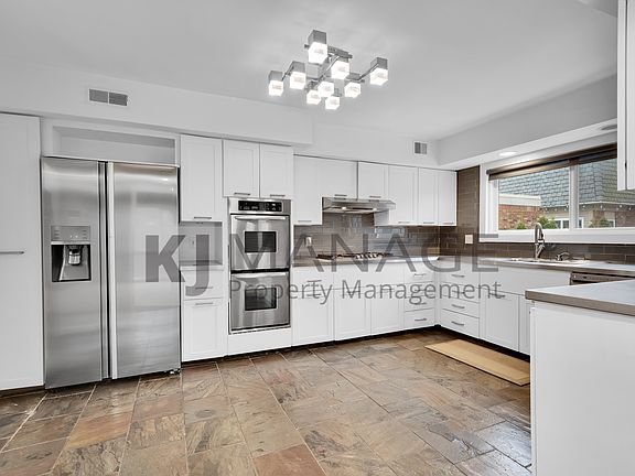 2nd image of 1000 Stratford Ln