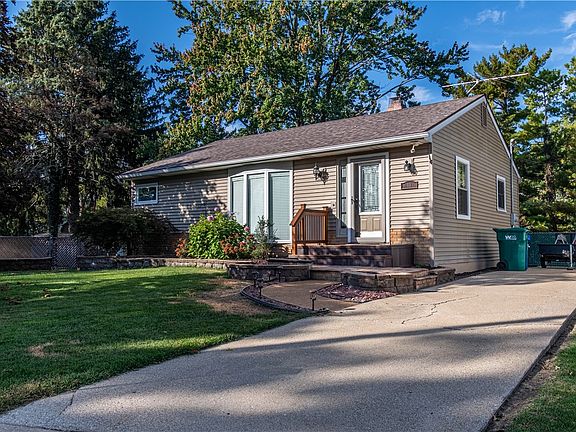 2nd image of 19 Maple Ct
