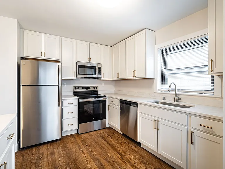 2600 E Kenwood Blvd — Photo 8