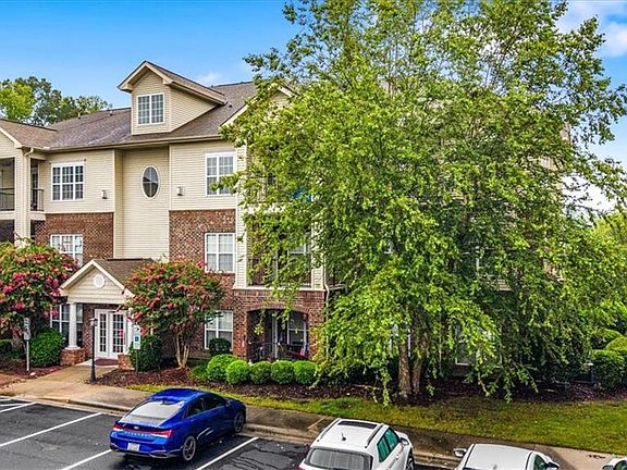 3rd image of 200 Lennox Dr APT 3B
