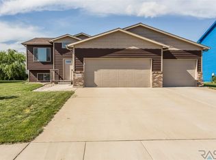 1004 Ash Grove St, Harrisburg, SD 57032