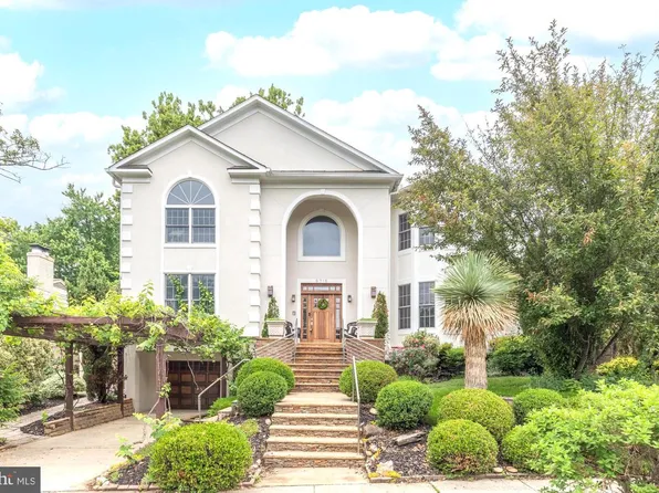 9715 Singleton Dr, Bethesda, MD 20817
