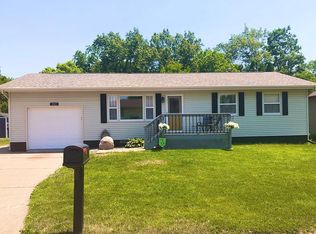 1903 Green Acres Dr, Muscatine, IA 52761