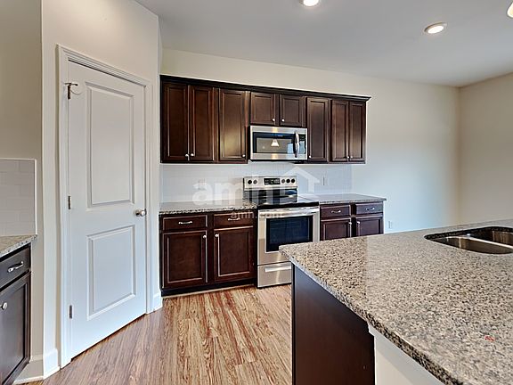 4th image of 2940 Throneberry Ln