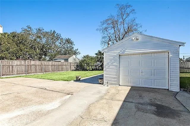 717 Harang Ave — Photo 11