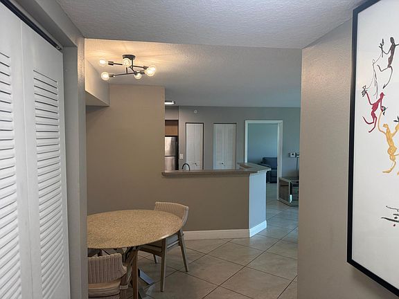 4th image of 902 Villa Circle