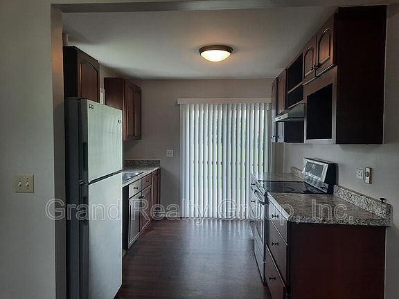 3rd image of 857 Belle Plaine Ave Unit 1