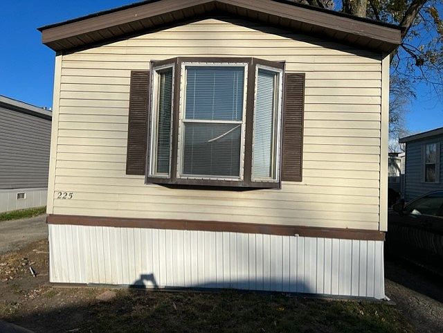 2nd image of 225 Pine