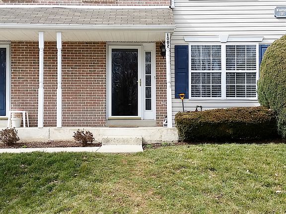 2nd image of 1002 Woodview Ct