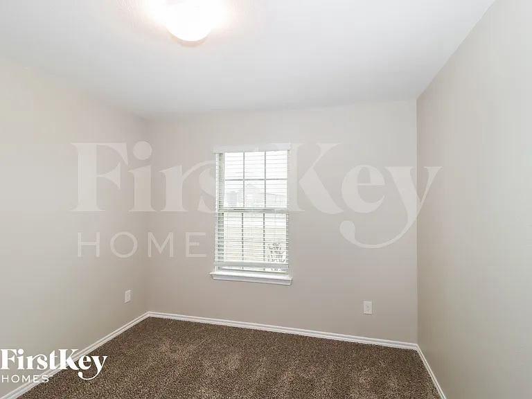 1539 Owen Way — Photo 11
