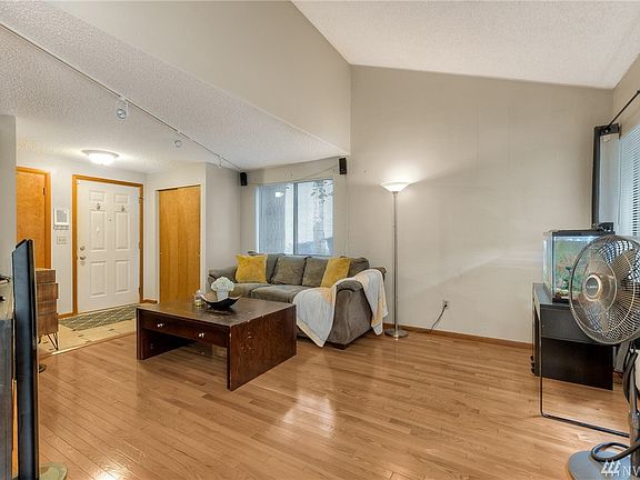 5th image of 19121 Ballinger Way NE #101