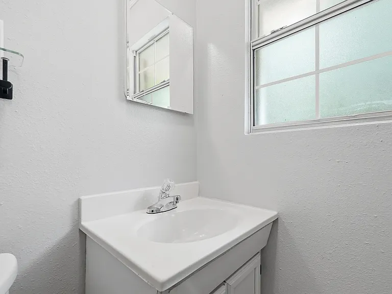 90 Andrews Ave — Photo 36