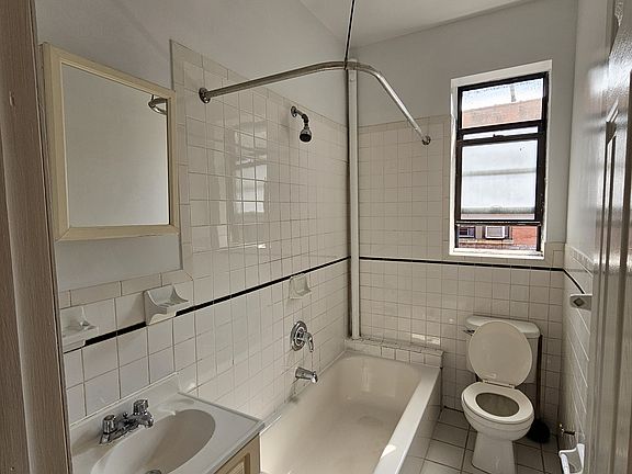 4th image of 580 W 172nd St #5R