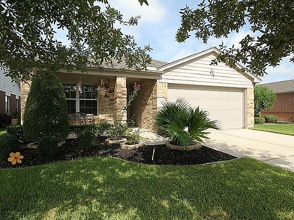 Beautifully Landscaped yard.