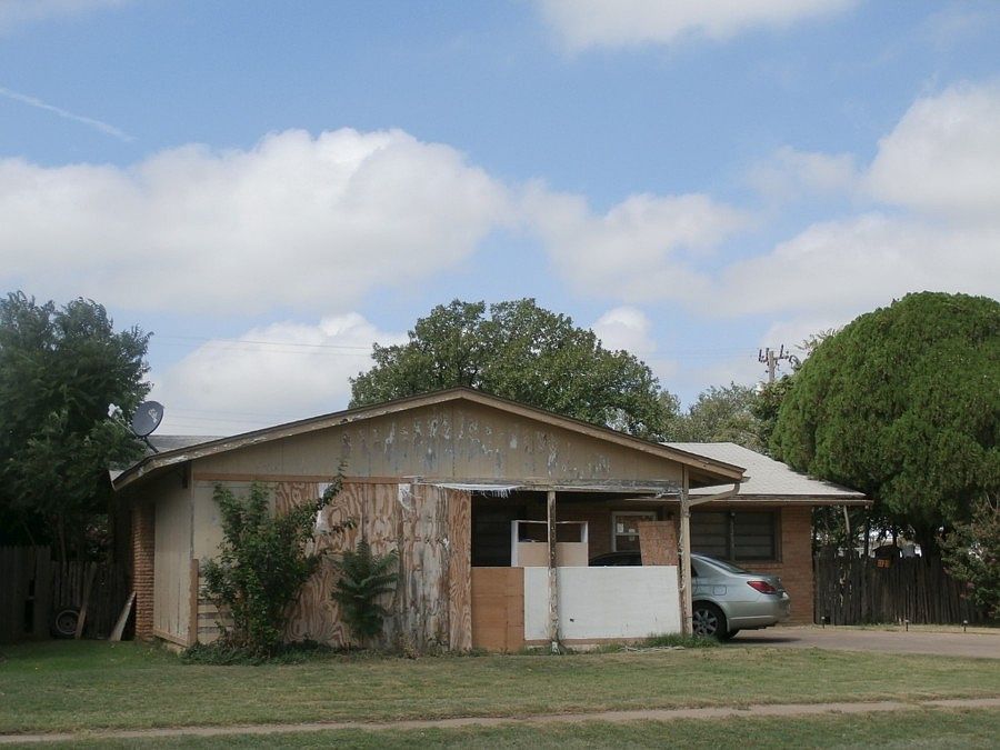 2nd image of 2213 Joliet St