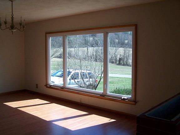 4th image of 221 Millers Dr