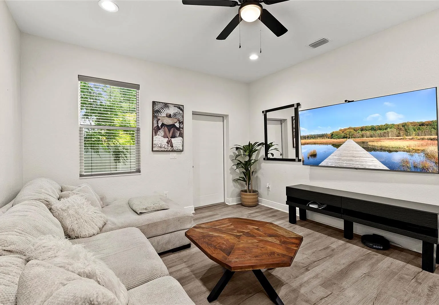 3 bed, 2.5 bath, 1384 sqft, $3,450 — Photo 4