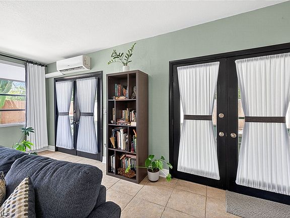 4th image of 4633 Siesta Cir