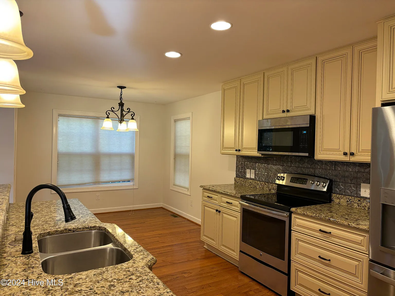 3 bed, 2.5 bath, $2,300 — Photo 4