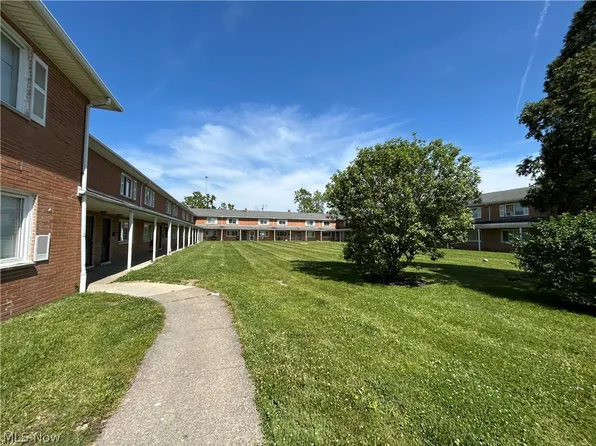4871 Banbury Ct APT 15, Warrensville Heights, OH 44128