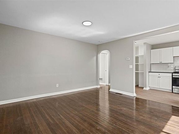 3rd image of 1915 S Norton Ave