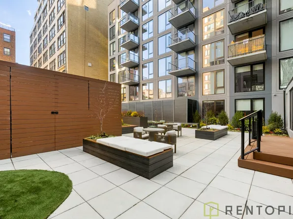 555 West 45th Street image 11 of 27